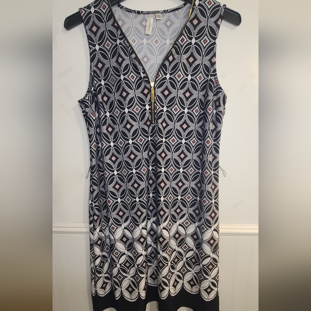 Tacera Black And Whithe Geometric Pattern Top. It has eyelets for a headband but - Picture 2 of 12